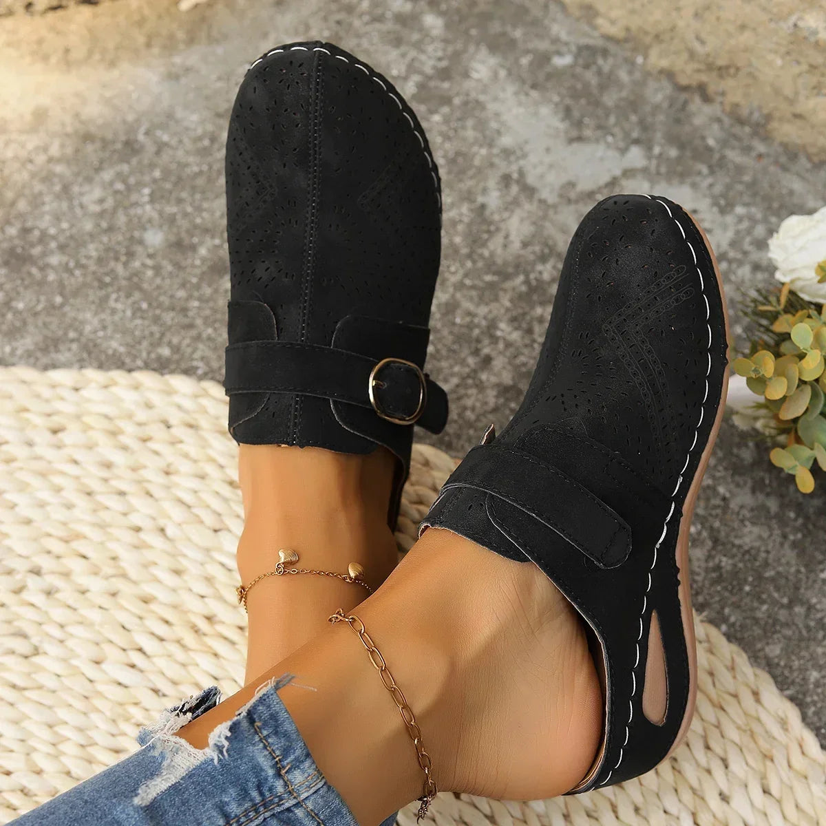 LYNETTE | LASER-CUT COMFORT CLOGS