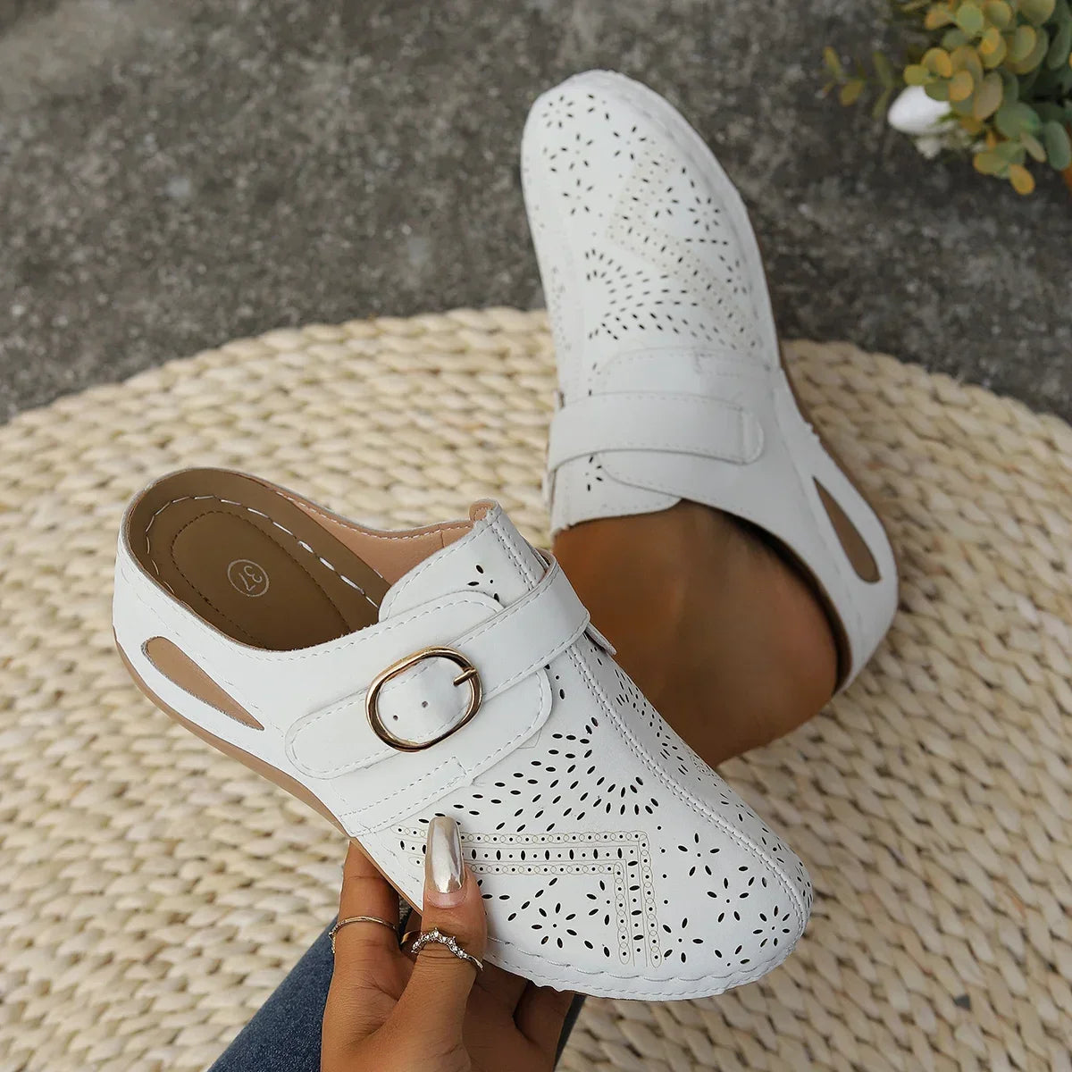LYNETTE | LASER-CUT COMFORT CLOGS